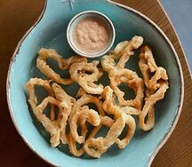 Кольца кальмаров с соусом тар-тар