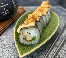 Ролл с курицей и кранч луком