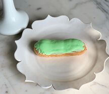 Пирожное-эклер фисташковое