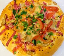 Пицца с колбасой и грибами