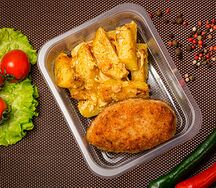 Котлеты куриные с картофелем, запеченным в сыре