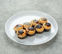 Запеченные роллы с лососем и сыром спайси