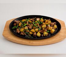 Жареный картофель со свининой и грибами