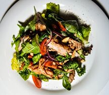 Салат с хрустящей куриной ножкой конфи