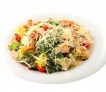 Салатный микс с маринованной куриной грудкой, обжаренной на гриле