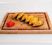 Мидии киви, запеченные под сырной шапкой