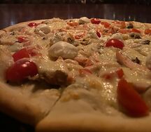 Пицца с копченой курицей и вешенками