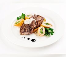 Медальоны из говядины с хрустящей кенийской фасолью