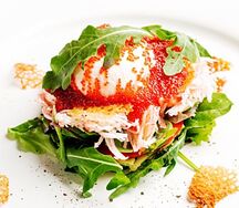 Салат с крабом, яйцом пашот и заправкой тобико