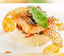 Стейк из лосося с кускусом со сливочным соусом