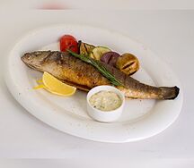 Сибас на гриле с печеными овощами