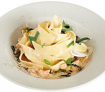 Феттуччине с лососем и шпинатом