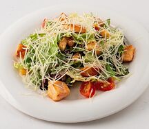 Салатный микс с нежнейшим лососем, обжаренным на гриле