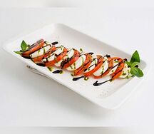 Капрезе с моцареллой буффало