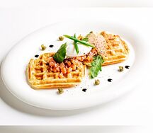 Тартар из под копченого лосося с яйцом пашот