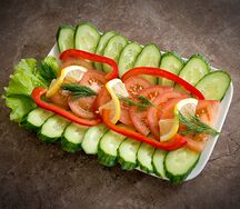 Нарезка огурцов и помидоров