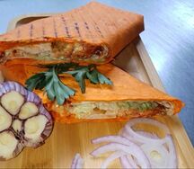 Шаурма с курицей в сырном лаваше