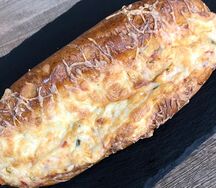 Багет с колбасой и сыром