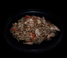 Гречневая лапша с курицей и овощами