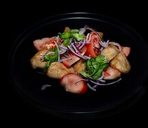 Салат с хрустящим баклажаном и томатами