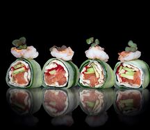 Ролл сашими с креветкой в огурце