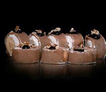 Шоколадный ролл с творожным кремом и бананом