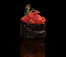 Острые суши с тунцом