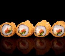 Жаренный ролл с лососем