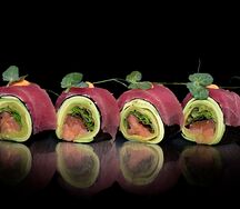 Ролл сашими с тунцом, лососем и авокадо