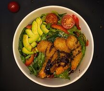 Салат с креветкой темпура