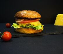 Бургер с мраморной говядиной и двумя сырами