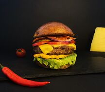 Острый бургер с мраморной говядиной