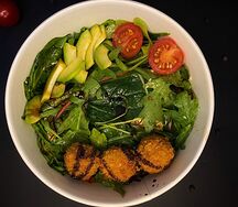 Салат с фалафелем