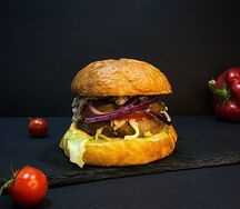 Бургер с мраморной говядиной и грибным рагу