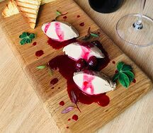 Паштет из куриной печени с вишнёвым соусом