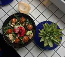 Салат с цыплёнком грушей и томатами