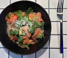 Салат с лососем и авокадо