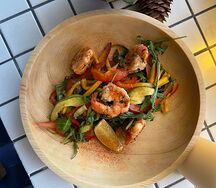 Салат с креветкой, манго и устричным соусом