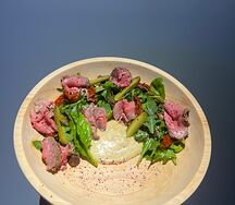 Салат с телятиной, грибами и медово-горчичным соусом