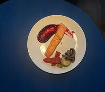 Стейк из лосося с томлеными овощами