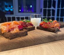 Брускетта с лососем и свекольным дипом