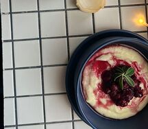 Каша манная с вишнёвым соусом