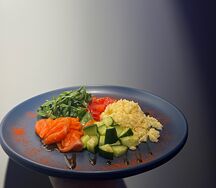 Кускус, лосось, томаты, огурец