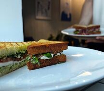 Сэндвич с песто, моцареллой и томатами