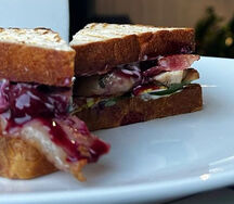 Сэндвич с цыплёнком, беконом, вишнёвым соусом и соусом блю-чиз