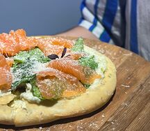 Лепешка с лососем и соусом цукини