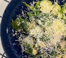 Зелёный салат с грушей и двумя сырами