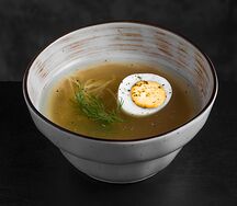 Куриный бульон с лапшой и яйцом