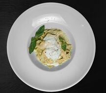 Паста с песто и сыром страчателла