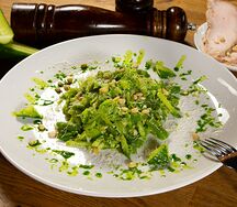 Грин салат с томленной индейкой